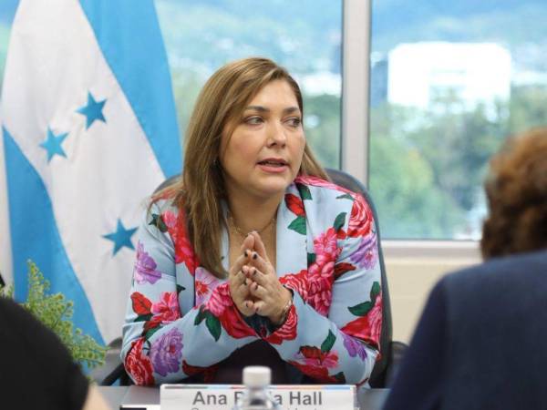 Ana Paola Hall durante la reunión sostenida con el Foro de Mujeres Políticas.