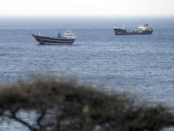 Buques mercantes de vela frente a las costas de Khasab en el estrecho de Ormuz, Musandam, Omán.