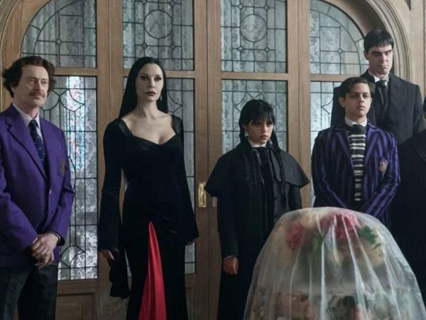 Fotografía cedida que muestra a la familia Addams y a Wednesday (c), en la segunda temporada de la serie de Netflix. EFE/Jonathan Hession/Netflix