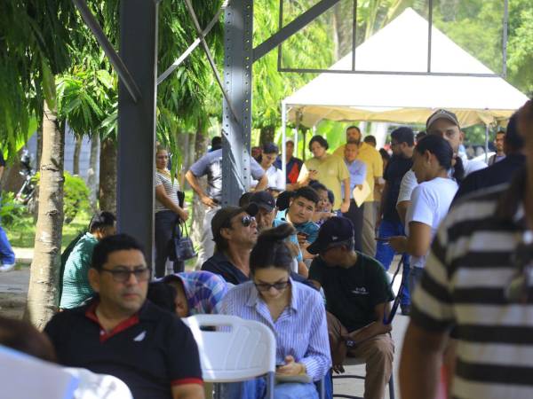 Usuarios expresan su malestar por las limitaciones en algunos trámites del IP en San Pedro Sula, debido a la falta de personal.