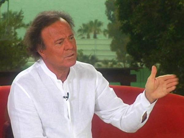El cantante Julio Iglesias ha presentado una demanda contra la vicepresidenta segunda y ministra de Trabajo de España, Yolanda Díaz.
