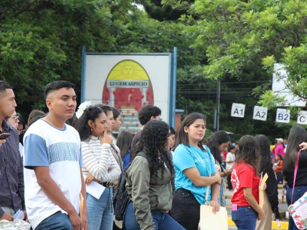 Un grupo de estudiantes se alistan para realizar la prueba de ingreso.