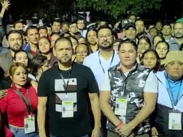 En esta imagen se aprecia a seguidores del Partido Loberal denunciando que no continuarían con el escrutinio.