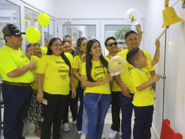 Orlin Gabriel toca la campana de la victoria tras vencer el cáncer.