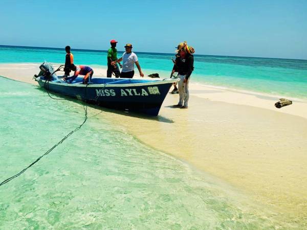 La búsqueda de Joseth Vuelto, el joven pescador desaparecido hace dos días cuando faenaba en un cayuco continúa en aguas, cayos y comunidades costeras de Atlántida, luego de que el menor fuera reportado como desaparecido el pasado 24 de julio en el sector de Cayos Cochinos. Vuelto faenaba junto Lester Batiz, de 39 años, el pescador que sobrevivió tras permanecer 20 horas a la deriva en alta mar.