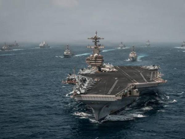 Irán aseguró haber lanzado ataques con misiles contra un portaaviones estadounidenses, además de varias embarcaciones en el estrecho de Ormuz.