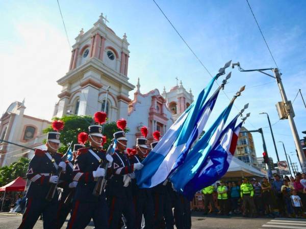 La temporada de fiestas patrias llegó, y Cortitelas vuelve a vestir de cinco estrellas a la juventud hondureña. Este año, la marca celebra el orgullo patrio premiando el talento y la creatividad detrás de cada traje.