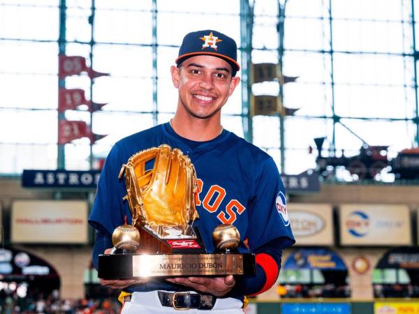 Mauricio Dubón con el Guante de Oro que ganó en 2023.