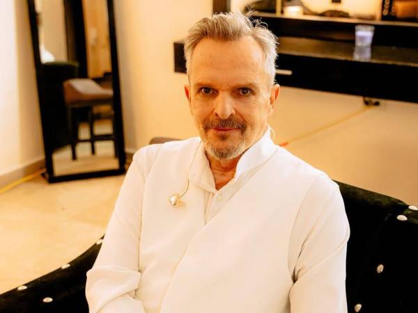 Nacido en Panamá en 1956, Miguel Bosé es una de las figuras más versátiles y enigmáticas de la música en español, cuya vida ha estado marcada por episodios tan fascinantes como poco conocidos, desde problemas de salud hasta una formación rodeada de arte y grandes personalidades.