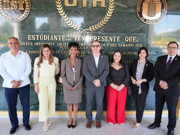 Autoridades académicas y administrativas de UTH acompañaron a la agregada cultural de la Embajada de los Estados Unidos en Honduras, Hermila Yifter, durante su visita a la institución.
