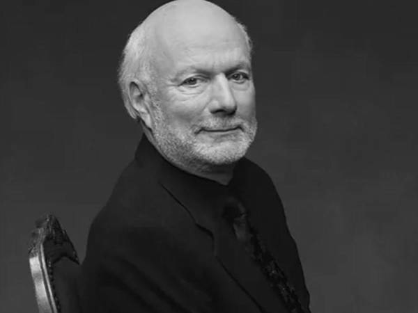 El legendario director de televisión James Burrows falleció el viernes 19 de junio de 2026 a los 85 años, según informó su familia. De acuerdo con el comunicado, murió en paz, rodeado de sus seres queridos, tras enfrentar una enfermedad. No se dieron a conocer detalles adicionales sobre la causa específica de su fallecimiento.