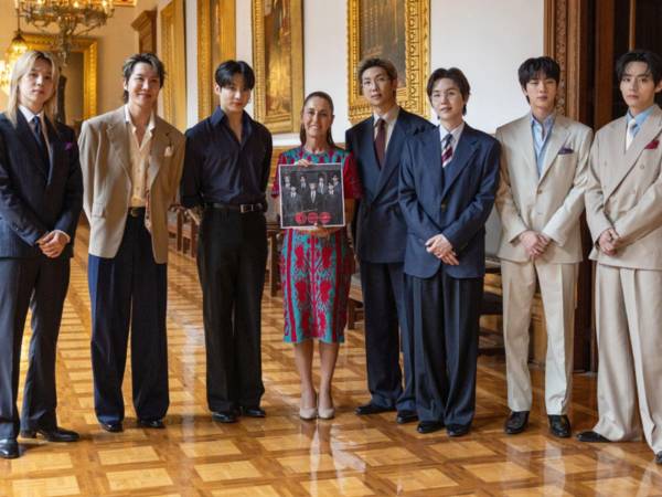 Fotografía cedida por la presidencia de México, de la mandataria mexicana, Claudia Sheinbaum , posando con los integrantes del grupo surcoreano de K-pop BTS durante una reunión en Palacio Nacional de Ciudad de México (México).
