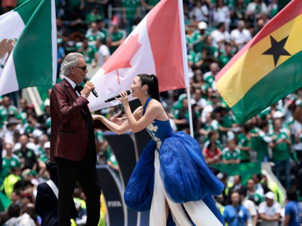 El tenor italiano Andrea Bocelli y la cantante surcoreana EJAE se presentaron este jueves, durante la inauguración del Mundial de la FIFA 2026 en el estadio Ciudad de México (México).