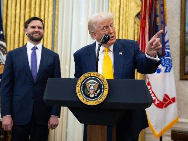 Fotografía muestra al presidente de Estados Unidos, Donald Trump, junto al vicepresidente J.D. Vance