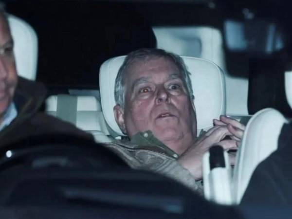 En la imagen, tomada casi después de 11 horas de su detención, se puede observar a Andrés, el expríncipe, reclinado en el asiento trasero del vehículo con los ojos muy abiertos y las manos entrecruzadas.