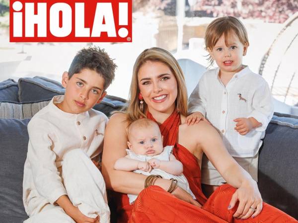 La actriz mexicana Michelle Renaud vuelve a cautivar al público al posar para la revista <i>¡HOLA!</i> en una sesión muy especial junto a sus tres hijos. En las imágenes, la estrella refleja su faceta más íntima y maternal, mostrando la unión y complicidad que comparte con ellos.