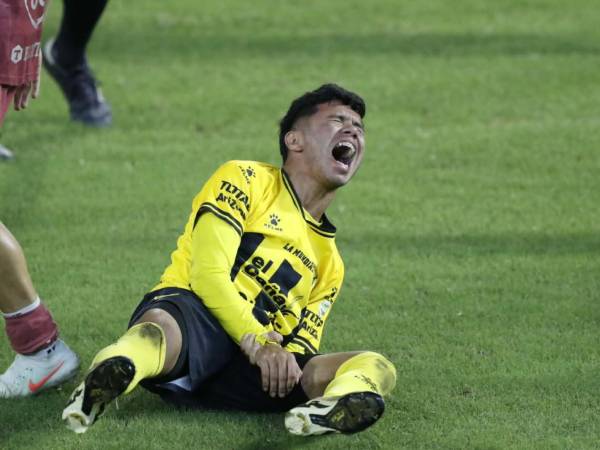 El joven Roberto Osorto se queja tras una fuerte falta recibida en el clásico Real España vs Motagua