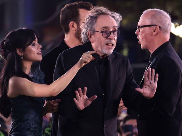Fotografía de archivo de la actriz estadounidense Jenna Ortega (i) y el cineasta californiano Tim Burton (c), protagonista y director de la serie 'Wednesday', en Ciudad de México.