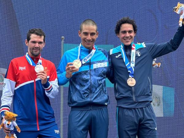 El ciclista hondureño Luis López (centro) al momento de recibir la medalla de Oro.