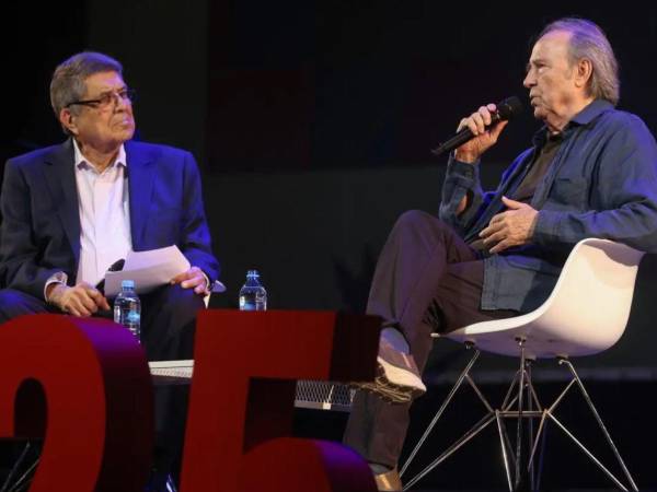 El escritor y periodista nicaragüense, Sergio Ramírez, que habla con el cantante y compositor español, Joan Manuel Serrat, durante la inauguración del festival Centroamérica Cuenta, en Ciudad de Guatemala. Fotografía de archivo, año 2025.