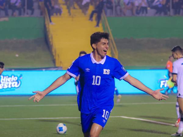 Harold Osorio celebrando el gol que le dio la victoria a El Salvador.