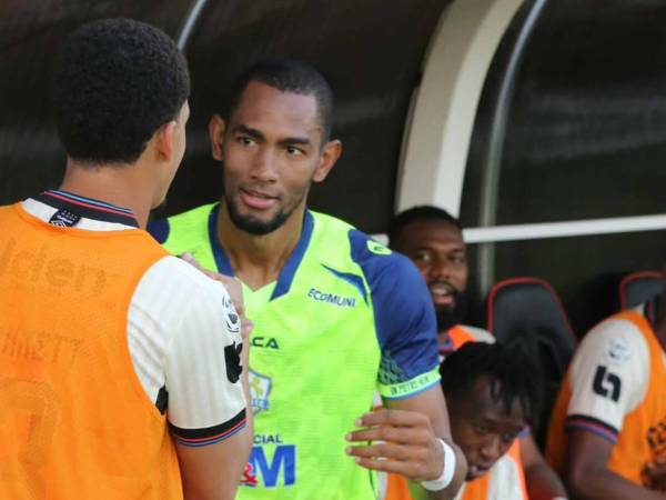 Jerry Bengtson saludó a cada uno de los jugadores del Olimpia antes del inicio del partido.