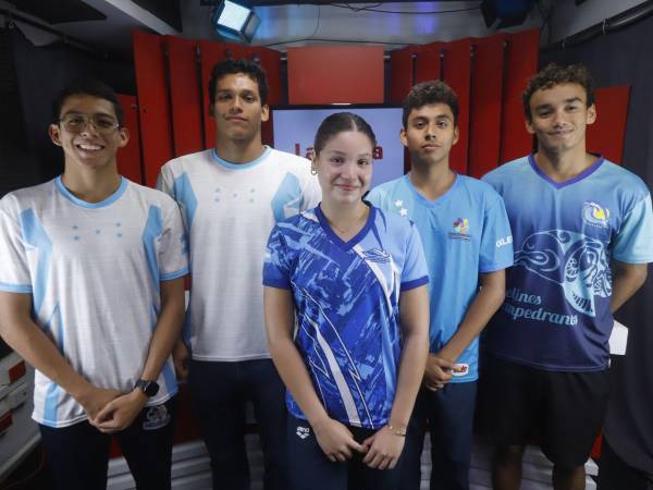 David Huezo, Omar Oyuela, Debbie Mejía, Caleb Ramírez y Douglas Romero, forman parte de la selección nacional de natación de Honduras.