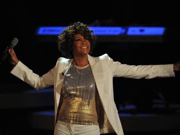 La intérprete estadounidense Whitney Houston, fallecida en 2012 a los 48 años, regresará este sábado a los escenarios con una nueva gira por Estados Unidos que revive su inigualable voz con Inteligencia Artificial (IA).