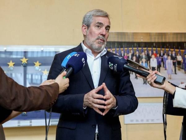 El presidente de Canarias, Fernando Clavijo (c), hace declaraciones a los medios tras su reunión con el comisario europeo de Transporte, Apostolos Tzitzikostas, este martes en Bruselas.