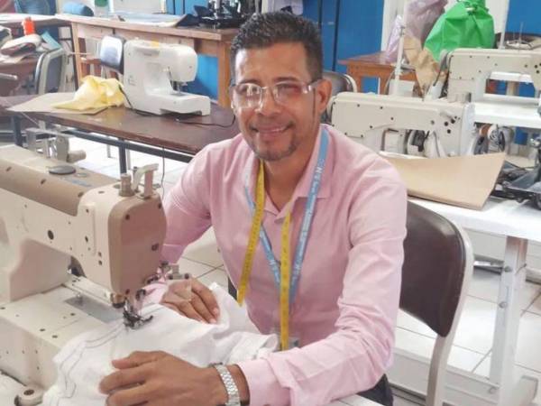 Marvin Sánchez deja un gran legado a nuevos talentos del diseño en Honduras.