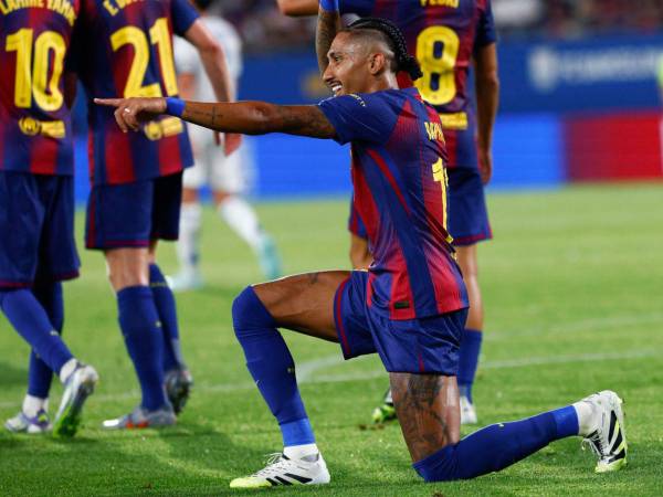 Raphinha celebrando su segundo gol.