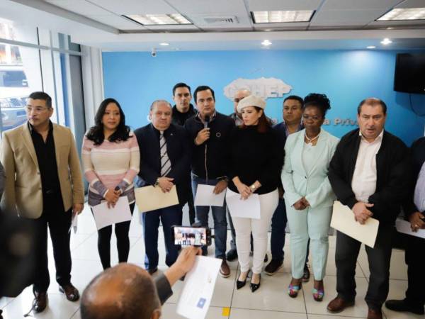 Diputados del Partido Nacional y Liberal en reunión en busca de consensos para presidir el Congreso Nacional.