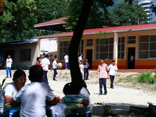 Estudiantes del centro de educación básica Dionisio de Herrera juegan durante el recreo.