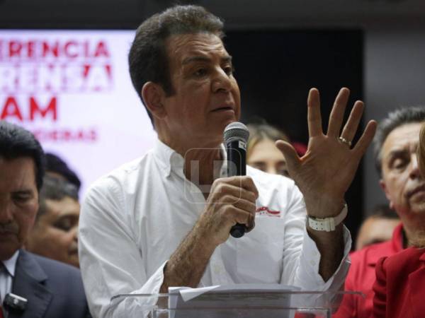 Salvador Nasralla durante una conferencia de prensa postelectoral en la sede del Partido Liberal.