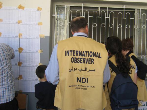 Un observador del NDI en un proceso electoral en Líbano.