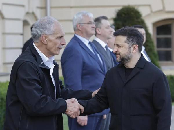 Asfura y Zelenski se saludan a la llegada del mandatario hondureño a Kiev, capital ucraniana.