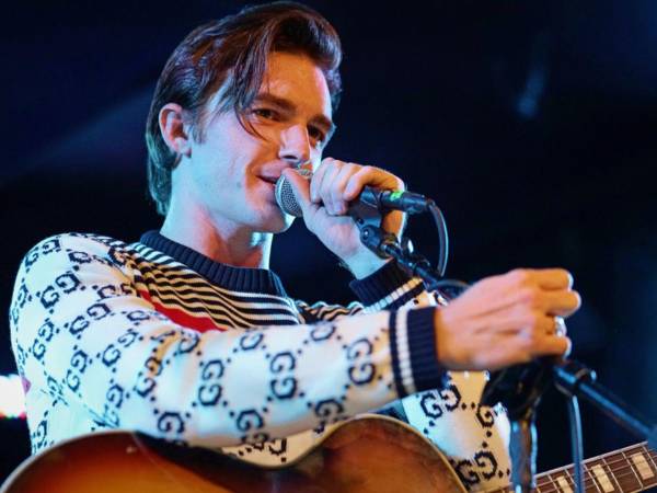 Una nueva ola de especulaciones rodea al cantante y actor Drake Bell, luego de que diversos reportes de la prensa de espectáculos señalaran que estaría atravesando una complicada situación personal relacionada con su pareja, la modelo y productora mexicana Ela Vidal.
