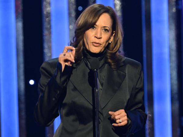 La ex vicepresidenta Kamala Harris durante un discurso.