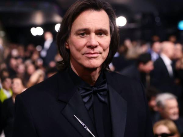 La polémica inició porque durante la gala de premiación de los Premios César 2026, el rostro de Jim Carrey lució diferente, como si el actor se hubiese sometido a cirugías estéticas.