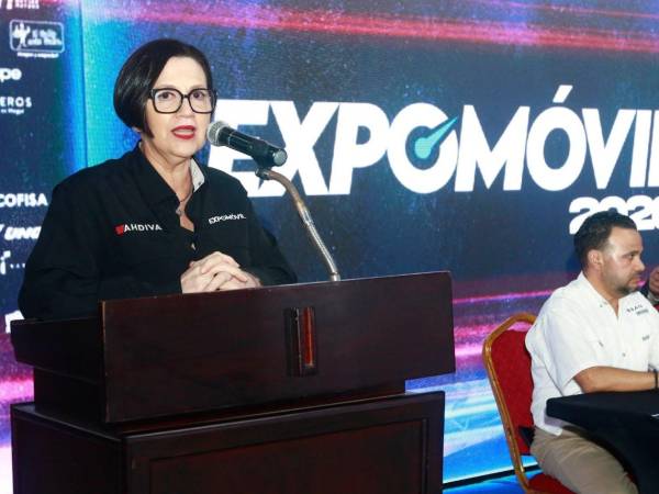 María Eugenia Fernández, directora Ejecutiva de la Asociación Hondureña de Importadores de Vehículos Automotores y Afines (AHDIVA), mientras brinda sus palabras de agradecimiento y su visión con la organización de la EXPOMÓVIL 2026, que llega por segunda ocasión a San Pedro Sula.