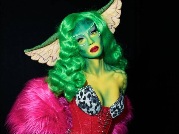 La noche del 31 de octubre, Belinda volvió a deslumbrar con su ya tradicional celebración de Halloween, Beliween, realizada en el “Castillo del Terror” en la Ciudad de México. Este año, la cantante eligió un personaje audaz y glamoroso: Greta, la gremlin femenina de la película Gremlins 2: The New Batch, sorprendiendo a sus fans con una caracterización impecable.