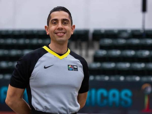 Orlando Varela se convirtió en el primer árbitro hondureño en dirigir para la National Basketball Association (NBA).