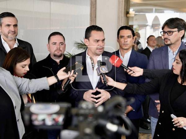 <b>Tomás Zambrano, presidente del Congreso Nacional, atiende a medios de comunicación durante su visita en El Salvador. </b>