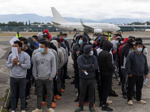 Tres vuelos de ICE trasladaron a más de 100 inmigrantes desde Estados Unidos hacia ocho países africanos en los últimos 10 días.
