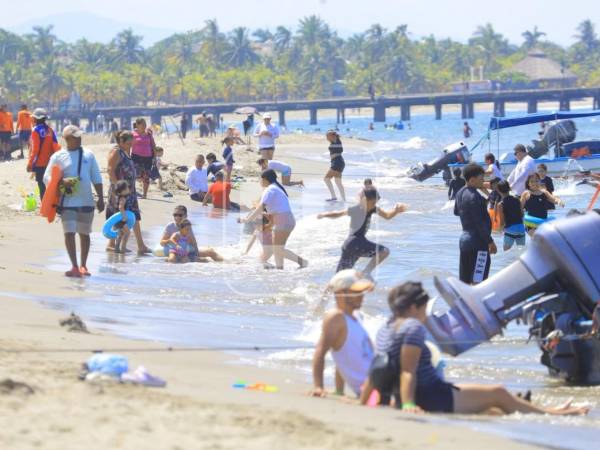 La playa Municipal de Tela registra poca afluencia de visitantes durante la Semana Morazánica, en un ambiente cálido y tranquilo en el que las familias disfrutan del mar y de los espacios de recreación.
