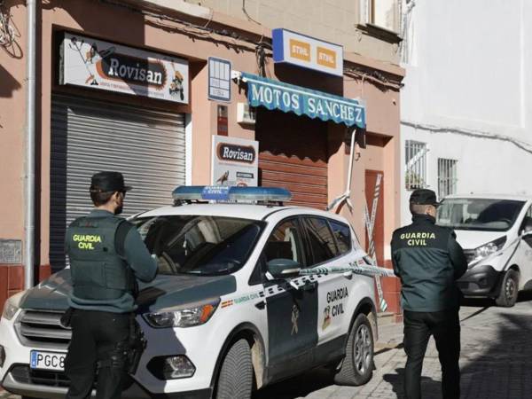 Una mujer de 48 años de edad fue detenida tras prender fuego a su pareja, un hombre de 49, en la localidad valenciana de Chiva, han informado a EFE fuentes de la Guardia Civil, mientras fuentes municipales han señalado que la víctima se encuentra ingresada en un hospital en estado muy grave.