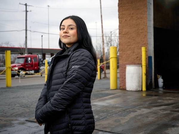 Marimar Martínez, ciudadana estadounidense que resultó herida tras recibir cinco disparos de un agente federal durante un operativo migratorio en Chicago, Illinois, presentó una demanda civil contra el Gobierno del presidente Donald Trump.