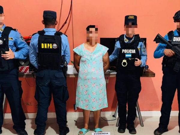 Una mujer fue detenida en Olancho con seis armas de fuego, munición, insignias policiales y más de 5,400 dólares en efectivo.