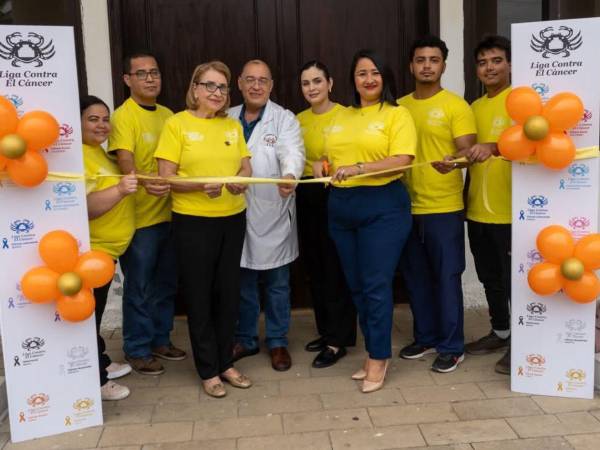 Directivos y personal de la Liga Contra el Cáncer durante la inauguración de las actividades conmemorativas del Día Mundial de la Lucha contra el Cáncer.