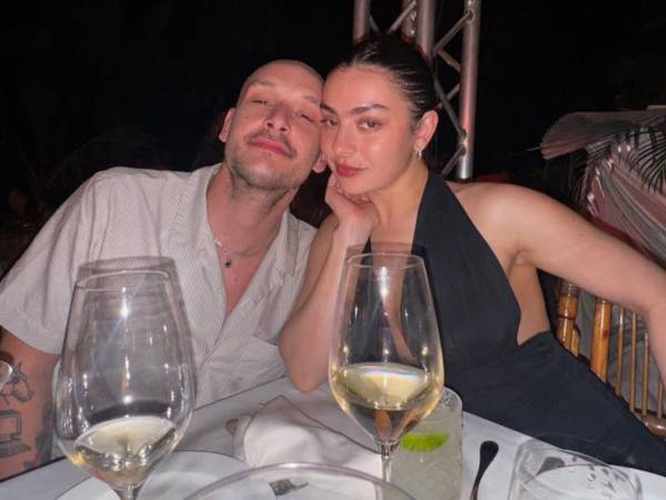 Charli XCX junto a George Daniel.